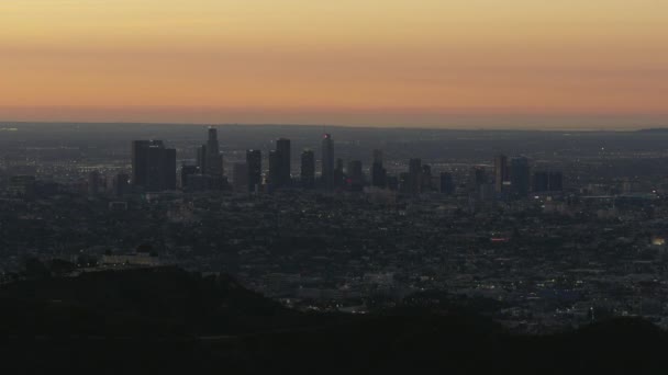 Luchtfoto Los Angeles stadsgezicht lichten bij zonsopgang — Stockvideo