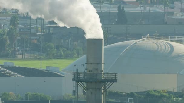 Vista aérea refinaria de petróleo chaminé San Pedro LA — Vídeo de Stock