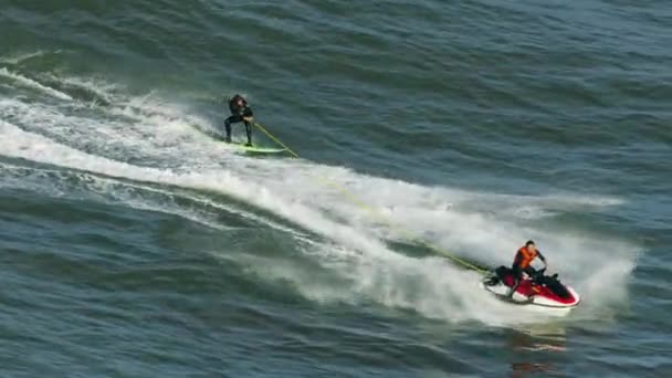 Lotniczy surfer holuje fale ujeżdżania Mavericks USA — Wideo stockowe