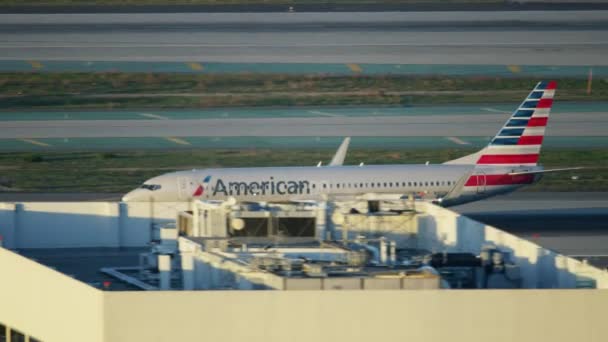 Vista aérea del atardecer avión de pasajeros aterrizaje Los Ángeles — Vídeo de stock