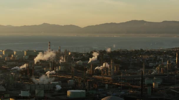 Luftaufnahme der Küstenraffinerie von Los Angeles bei Sonnenuntergang — Stockvideo