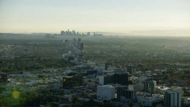 Luchtfoto zonsopgang uitzicht LA stadsgezicht van Beverly Hills — Stockvideo