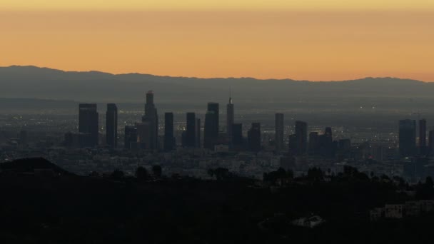 Aerial view Los Angeles skyline from Griffith Park — Stock Video