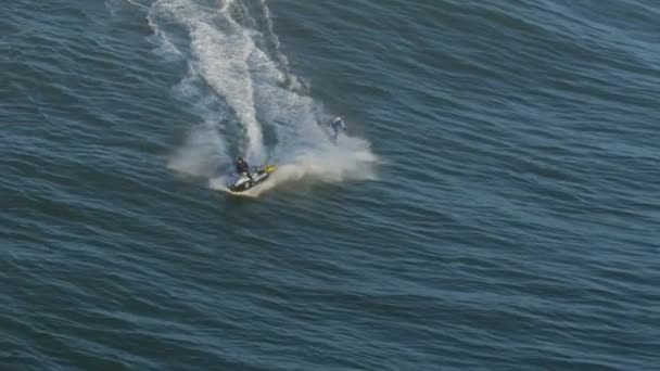Aerial jet ski bugsering surfer på bølge Californien – Stock-video