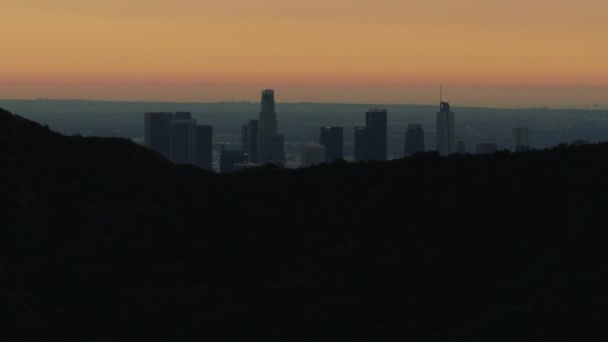 Vista aérea del amanecer Mirador del Parque Griffith LA cityscape — Vídeos de Stock