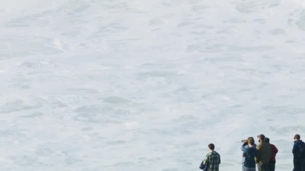 Gente aérea viendo olas grandes surfeando Mavericks USA — Vídeos de Stock