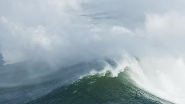 Повітряний вид екстремальні океанські хвилі розбивають Маверікс США — стокове відео