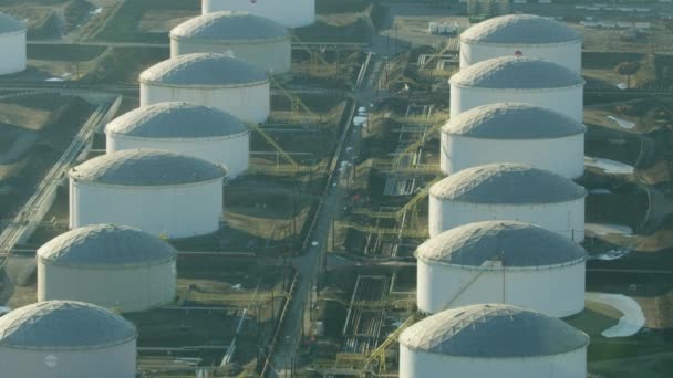 Vista aérea tanques de almacenamiento de refinería de petróleo de Los Ángeles — Vídeo de stock