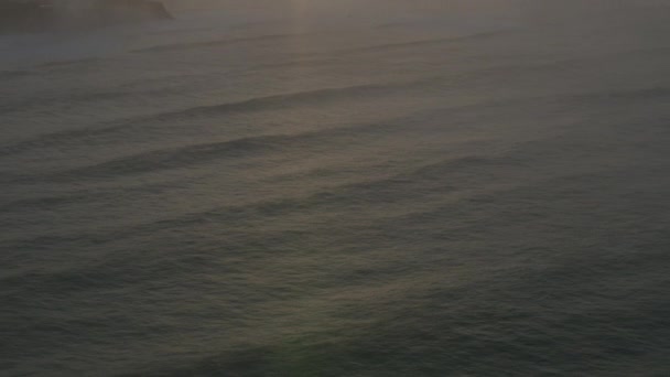 Flygfoto Stilla havet vid soluppgången Mavericks Kalifornien USA — Stockvideo