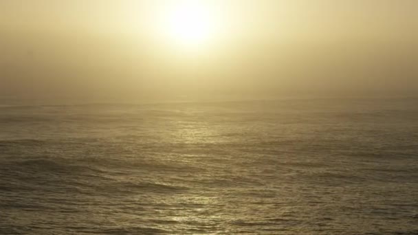 Luchtfoto van zeegezicht bij zonsopgang Mavericks California USA — Stockvideo