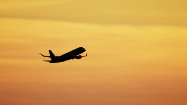 Vista aérea del atardecer aeronave subir saliendo de Los Ángeles — Vídeo de stock