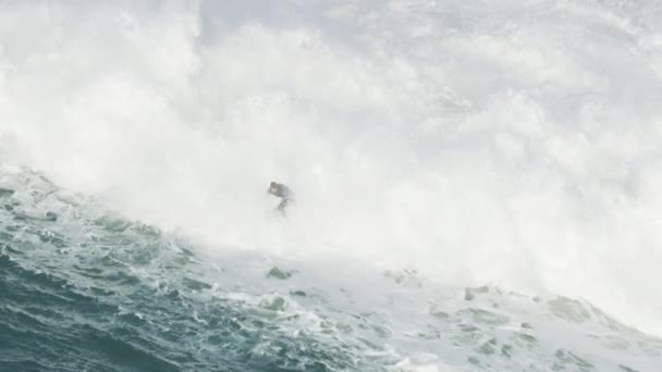 Luchtfoto van surfer op vat golf Mavericks USA — Stockvideo