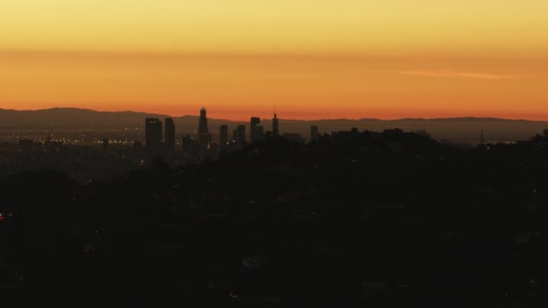 Letecký výhled na východ slunce LA cityscape z Griffith parku — Stock video