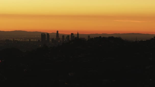 Vista aérea del amanecer LA cityscape desde Griffith Park — Vídeo de stock