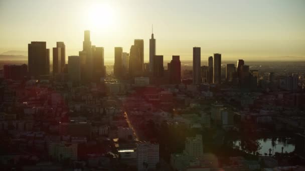 Vista aerea alba grattacieli della città centro di Los Angeles — Video Stock