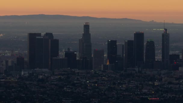 Vista aérea luces de la mañana en todo el distrito financiero de Los Ángeles — Vídeos de Stock