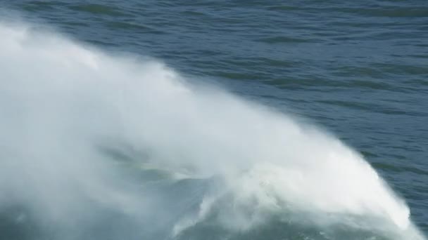 Ondas extremas aéreas que se estrellan en el Océano Pacífico Mavericks America — Vídeos de Stock