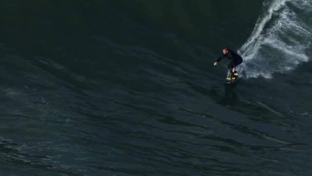 Aerial surfista confiado en la ola enorme Mavericks USA — Vídeos de Stock