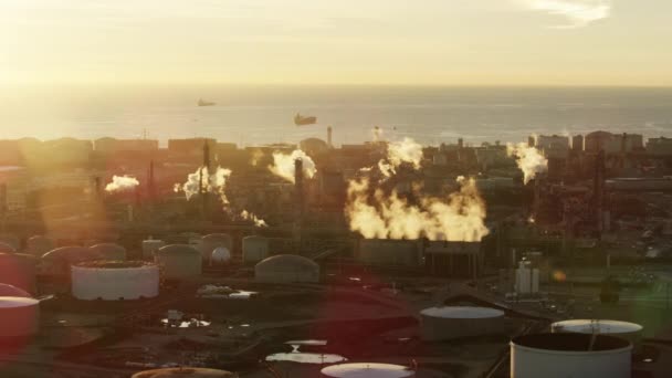 Vista aérea de la refinería costera de Los Ángeles al atardecer — Vídeos de Stock