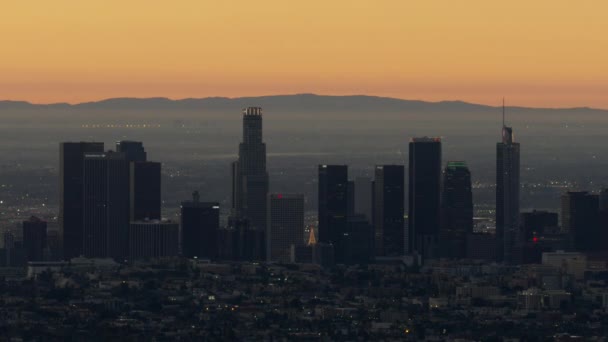 공중에서 하늘을 바라보는 일출시의 LA 시 마천루 — 비디오
