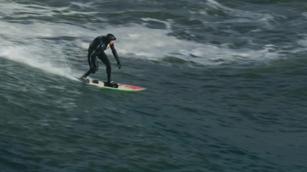 Surfer z lotu ptaka na dużej fali Mavericks USA — Wideo stockowe