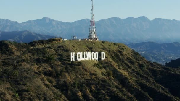 Luchtfoto Hollywood uithangbord en communicatietoren LA — Stockvideo