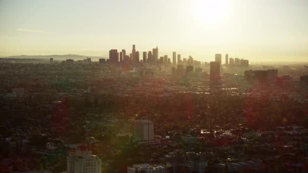 Aerial wschód słońca widok centrum Los Angeles miejskiej dzielnicy — Wideo stockowe