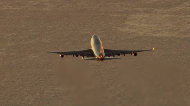 Passagierflugzeug aus der Luft bei Sonnenuntergang Los Angeles — Stockvideo