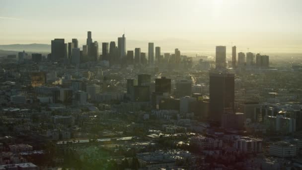 Vue aérienne du lever du soleil bâtiments commerciaux Wilshire Boulevard LA — Video