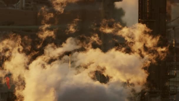 Letecký západ slunce pohled Los Angeles rafinérie parní mraky — Stock video