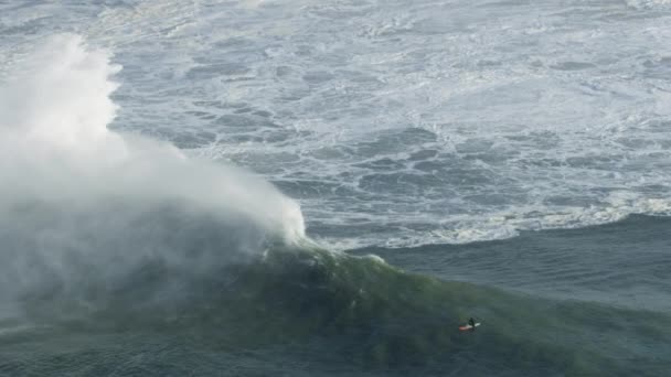 Lucht surfers op golven Stille Oceaan Mavericks Amerika — Stockvideo