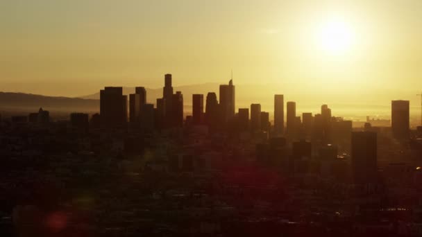 Şafak vakti Los Angeles üzerinde hava manzarası. — Stok video