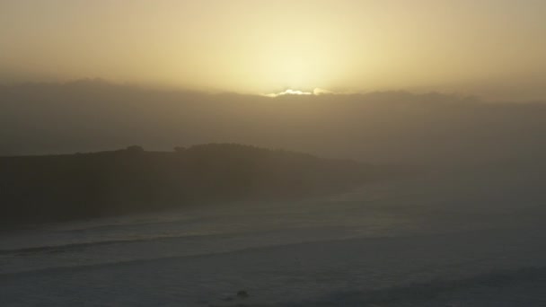 Luchtfoto zeegezicht bij zonsondergang Mavericks California USA — Stockvideo