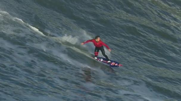 Вид серфінгу на хвилю ствола Mavericks USA — стокове відео
