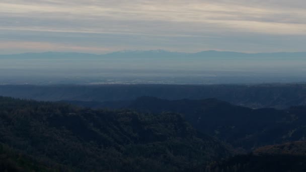 Vista aérea del atardecer bosque denso incendio forestal Paradise California — Vídeo de stock