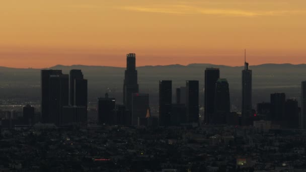 하늘에서의 일출 아침 불빛이 LA 시내를 가로질러 보인다 — 비디오