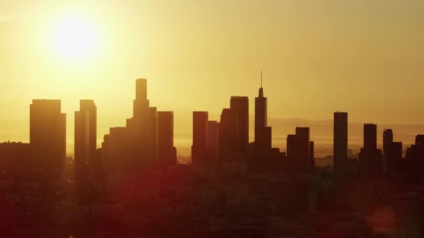 Los Angeles finans bölgesi üzerinde hava manzaralı gün doğumu gökyüzü — Stok video
