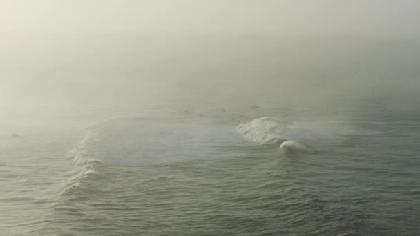 Волны с видом с воздуха на закате Mavericks California USA — стоковое видео