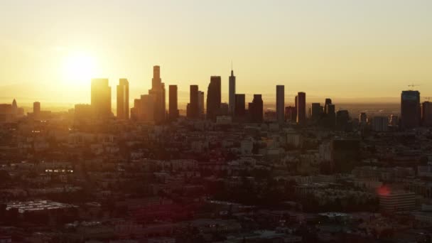 Sonnenaufgang aus der Luft: Wolkenkratzer im Finanzbezirk Westlake LA — Stockvideo