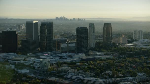 Widok na wschód słońca Century City i panoramę LA — Wideo stockowe
