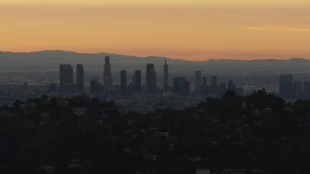 Vista aérea del horizonte de la ciudad de Los Ángeles desde Hollywood Hills — Vídeo de stock