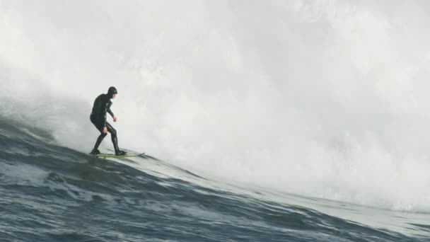 Aéreo de surfista en ola grande Mavericks USA — Vídeos de Stock