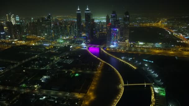 Légi kilátás Dubai csatorna közúti Bridge city — Stock videók