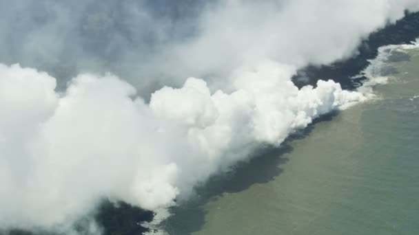 Vista aerea rosso caldo magma oceano vapore in aumento — Video Stock