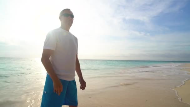 Healthy mature man training Frisbee on beach Bahamas — Stock Video