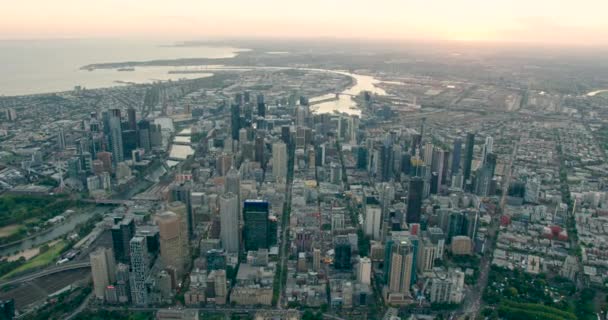 Vista aérea da paisagem urbana no pôr-do-sol arranha-céus Melbourne CBD — Vídeo de Stock