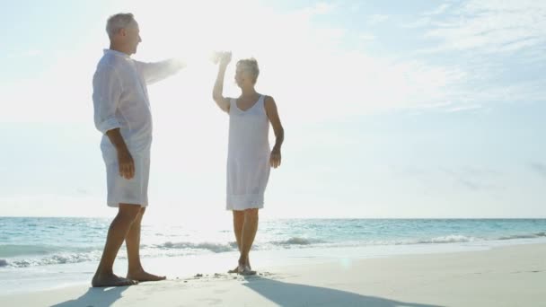 Aposentado casal caucasiano dançando na praia ao ar livre Bahamas — Vídeo de Stock
