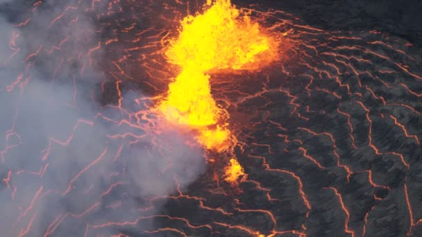 붉은 화산 마그마가 분출하는 모습을 공중에서 볼 수있다 — 비디오