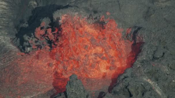 Vista aerea magma caldo rosso dalla crosta terrestre — Video Stock