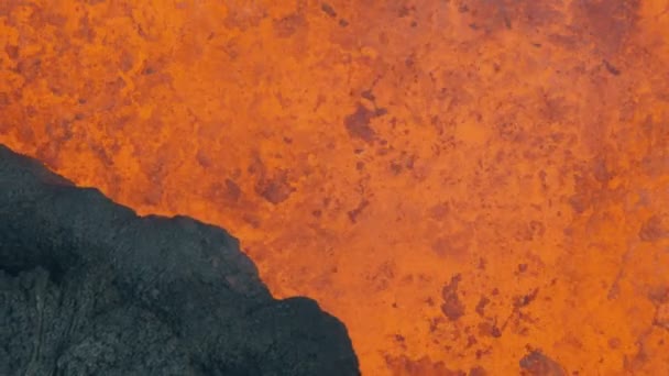 Взрывная лава, извергающаяся с вулкана — стоковое видео